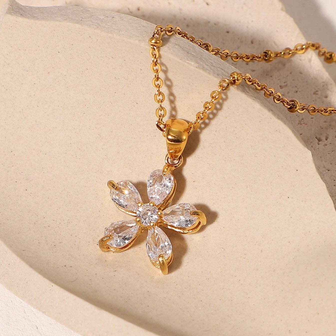 18kt Gold Plated Rolo Chain Dainty Daisy Flower Pendant Necklace